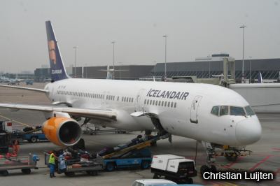 Boeing 757: TF-FIR op Schiphol